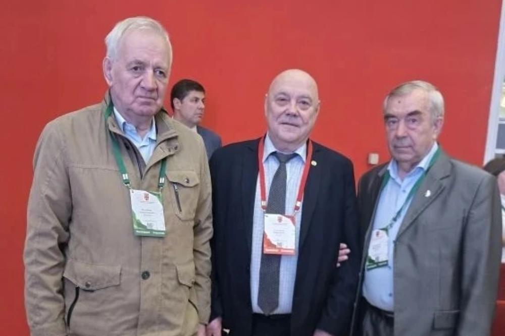  Член-корреспондент РАН Александр Глотов выступил с докладом: «Особенности циркуляции вирусов ... .»